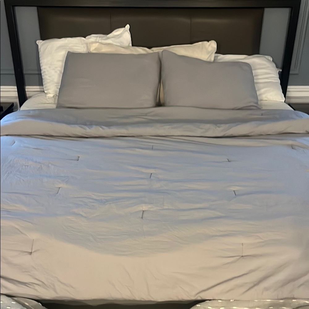 Light Gray Comforter and 2 Standard Pillow Shams Bedding Set